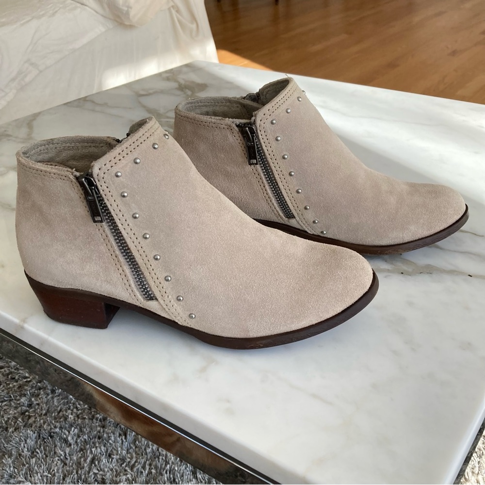 🤍 suede booties w/ rubber soles side zippers inner-outer